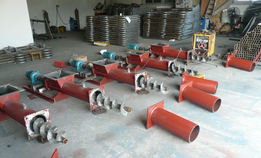 隆韋機械設備車間一角